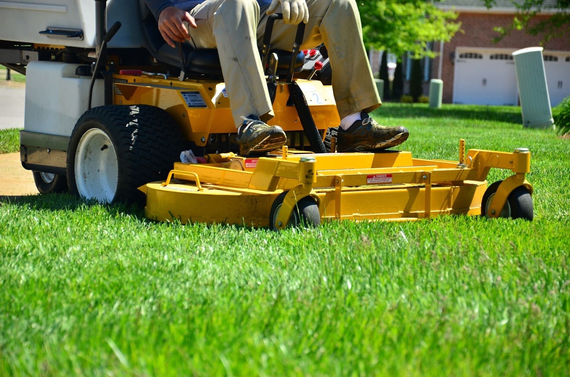 lawn-care-643559_1920